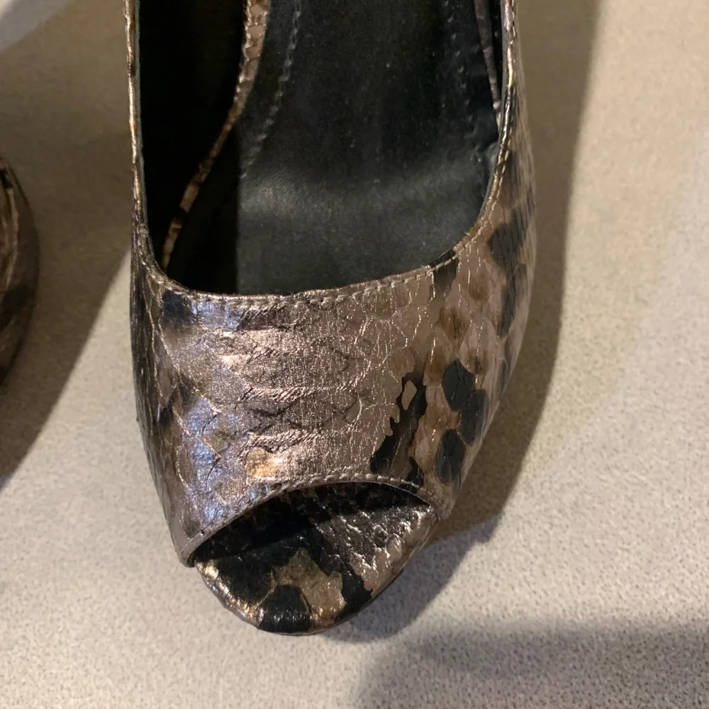 BCBG Generation Taupe/Black Snakeprint Leather Platform Pumps sz 8.5